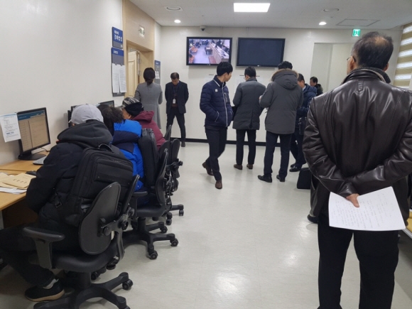 지난해 12월 12일 서울 서부지법 경매계를 찾은 투자자들로 법정 복도까지 꽉 차 있다.
