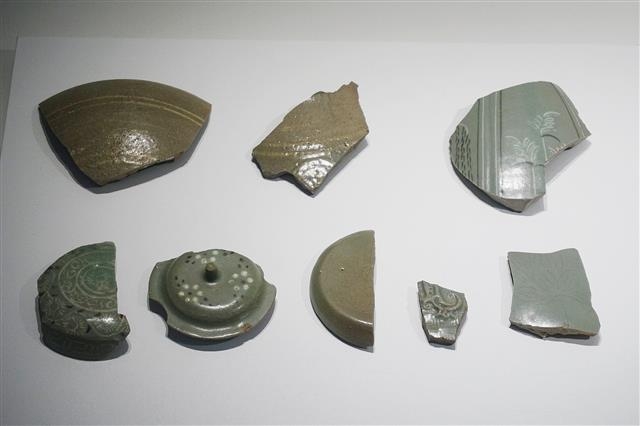망주봉 유적 발굴조사에서 수습한 고려청자 조각들. 국립전주박물관에 전시되고 있다.