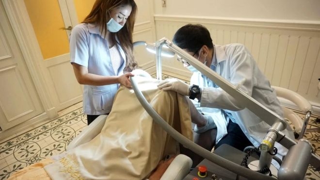 태국의 레룩스 성형외과가 페이스북에 올린 남성 성기 레이저시술 장면. 레룩스 병원 제공 BBC 홈페이지 캡처 