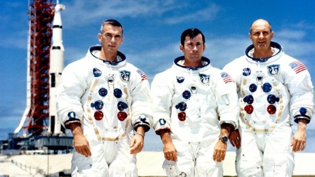 존 영(가운데)이 1968년 아폴로 10호 탐사에 나서기 전 동료들과 함께. EPA 자료사진