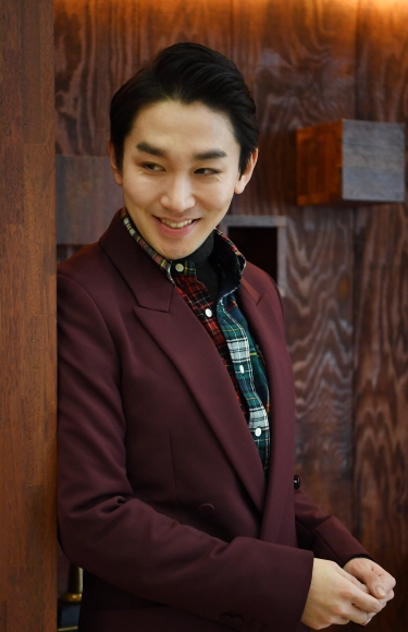 다방면에 관심이 많은 뮤지컬 배우 김호영은 미용과 패션에도 일가견이 있다. “주변 사람들이 저 보고 ‘왜 이렇게 피부가 좋냐’, ‘도대체 얼굴에 뭘 바르냐’고 질문 많이 하거든요. 게다가 술, 담배도 전혀 안 하고 오로지 옷만 사는 사람인데 제가 할 이야기가 얼마나 많겠어요. 패션·뷰티 프로그램 진행자로 제격이지 않나요?(웃음)” 이호정 전문기자 hojeong@seoul.co.kr