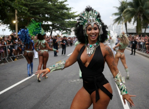 전례 없는 쇼에 참여한 참가자가 6일(현지시간) 브라질 리우 데 자네이루 코파카바나에서 열정의 삼바 댄스를 선보이고 있다. EPA 연합뉴스