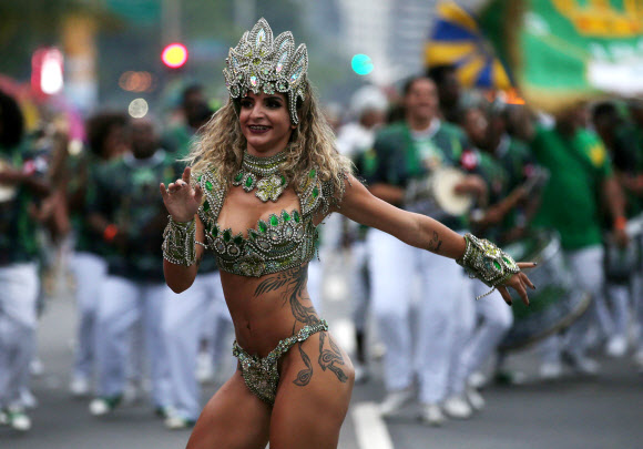 전례 없는 쇼에 참여한 참가자가 6일(현지시간) 브라질 리우 데 자네이루 코파카바나에서 열정의 삼바 댄스를 선보이고 있다. EPA 연합뉴스