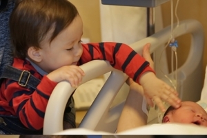 ‘슈퍼맨이돌아왔다’ 샘 해밍턴 가족, 윌리엄-벤틀리 첫 만남...‘감동’