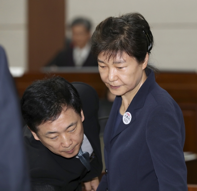 국정농단 사건 첫 공판에서 유영하 변호사의 안내를 받고 있는 박근혜 전 대통령. 2017.5.23  사진공동취재단