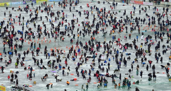 겨울 낚는 강원… 산천어 축제 성황 