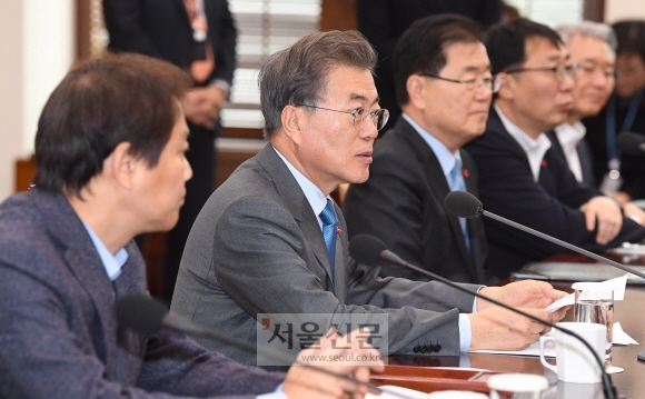 8일 오후 청와대 여민관에서 문재인대통령이 수석.보좌관회의를 주재하고 있다. 안주영 기자 jya@seoul.co.kr