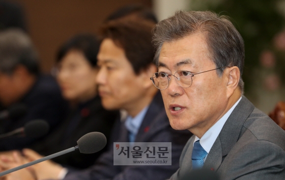 8일 오후 청와대 여민관에서 열린 대통령주재 수석보좌관회의에서 문재인 대통령이 모두발언을 하고 있다. 안주영 기자 jya@seoul.co.kr