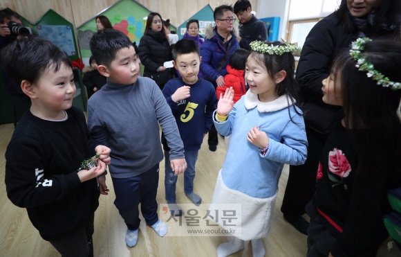8일 오후 서울 용산구 용암초등학교에서 예비소집에 참석한 예비 초등학생들이 친구들과 인사를 하고 있다. 정연호 기자 tpgod@seoul.co.kr