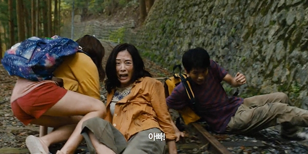 영화 ‘서바이벌 패밀리’ 예고편 한 장면.