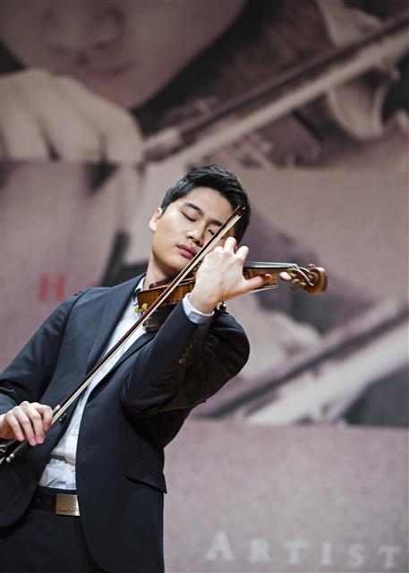 바이올리니스트 양인모가 8일 서울 광화문 금호아트홀에서 나탄 밀스타인의 ‘파가니니아나’를 선보이고 있다. 금호아트홀 제공