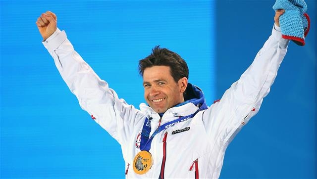 다음달 강원 평창에서 동계올림픽 7회 연속 출전에 도전하는 올레 에이나르 비에른달렌(노르웨이)이 2014년 소치 대회 바이애슬론 남자 10㎞ 스프린트 시상식에서 금메달을 목에 건 채 두 팔을 번쩍 치켜들고 있다. AFP 자료사진