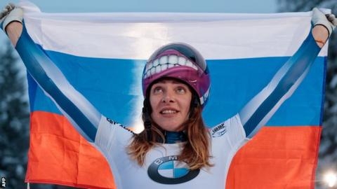 엘레나 니키티나가 지난달 중순 오스트리아 인스부르크에서 열린 국제봅슬레이스켈레톤연맹(IBSF)월드컵 스켈레톤 여자를 우승한 뒤 러시아 국기를 펼쳐 보이고 있다. AFP 자료사진