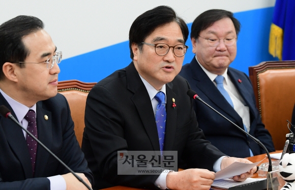 9일 국회에서 열린 더불어민주당 원내대책회의에서 우원식 원내대표가 모두발언을 하고 있다. 이종원 선임기자 jongwon@seoul.co.kr