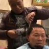 앵글 그라인더로 머리 깎는 중국 이발사