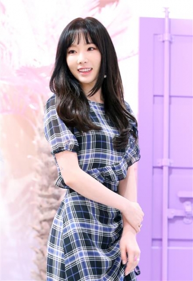 소녀시대 태연이 9일 오후 서울 코엑스에서 열린 한 메이크업 브랜드 사인회에 참석하고 있다. <br>뉴스1
