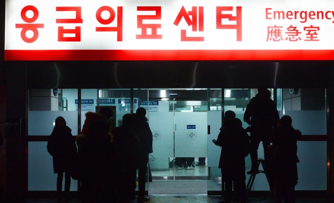 지난달 한 가수가 응급상태에서 이송된 병원 앞에 취재진이 모여있다. 연합뉴스