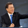문 대통령 “기자 비판 댓글, 국민의 의사 표시라고 받아들여야”