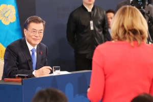 문재인 대통령 신년 기자회견에 외신기자들 “굉장하다”