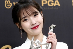 아이유, ‘골든디스크’ 음원 부문 대상 등 2관왕