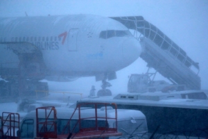 제주공항 폭설로 한때 폐쇄…정상화 늦어 5천여 승객 불편