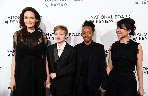 9일(현지시간) 미국 뉴욕에서 열린 ‘2018 내셔널 보드 오브 리뷰 어워즈 갈라(National Board of Review Awards Gala)’에 배우 안젤리나 졸리(왼쪽부터)가 자녀인 실로 졸리-피트, 자하라 졸리-피트와 함께 참석하고 있다.<br>오른쪽은 캄보디아 작가이자 인권운동가인 로웅 엉.<br>AFP 연합뉴스