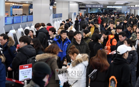 제주국제공항 활주로 제설작업으로 인해 항공편 운항에 차질이 빚어진 11일 서울 김포공항 국내선에 회항승객과 결항으로 출발 못한 승객들이 몰리면서 붐비고 있다. 2018. 1. 11.  박윤슬 기자 seul@seoul.co.kr