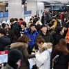 [서울포토] 제주공항 폭설로 김포공항에 발 묶인 승객들