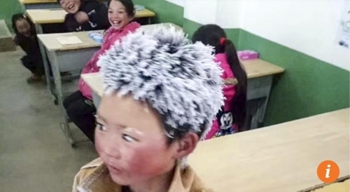 중국 대륙의 가슴을 먹먹하게 한 소년 왕푸만 등교 모습.홍콩 사우스차이나모닝포스트 캡처