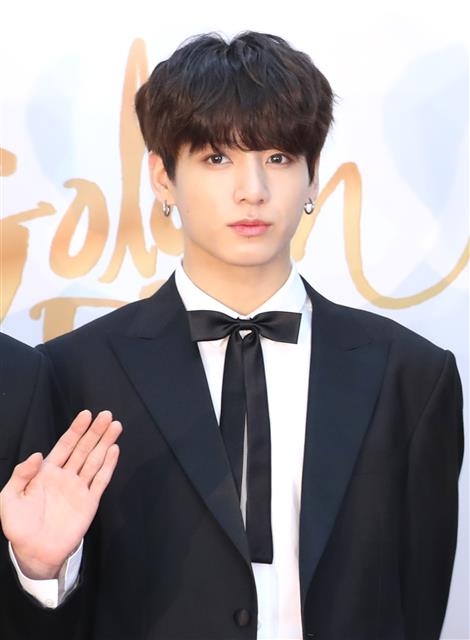 방탄소년단(BTS) 정국이 11일 오후 경기도 고양시 일산 킨텍스에서 열린 ‘제32회 골든디스크 시상식’ 레드카펫 행사에 참석해 포즈를 취하고 있다.  뉴스1