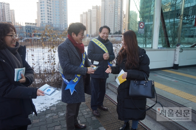 이노비즈협회 임직원들이 11일 오전 경기 성남시 분당 판교역 부근에서 출근길의 기업 임직원들에게‘일자리 안정자금’홍보 전단지를 나눠주고 있다.           (이노비즈협회 제공) 