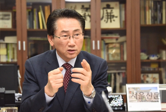 김영종 서울 종로구청장이 11일 집무실에서 가진 서울신문과의 신년 인터뷰에서 종로를 보다 안전하고 매력적인 명품 도시로 만들어 나가겠다고 말하고 있다.  최해국 선임기자 seaworld@seoul.co.kr