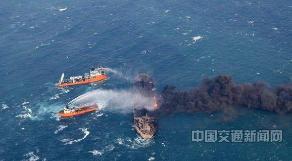유조선 상치호(오른쪽)에 10일 폭발사고가 발생하자 중국 해상보급선이 화재진압용 분말을 뿌리고 있다. 상치호는 지난 6일 동중국해에서 화물선과 충돌해 5일째 표류중이다. 중국교통운수부 제공