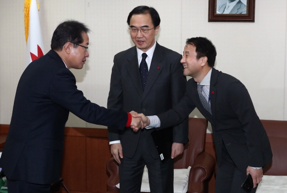 통일부 장관, 남북 고위급회담 결과 野에 설명 