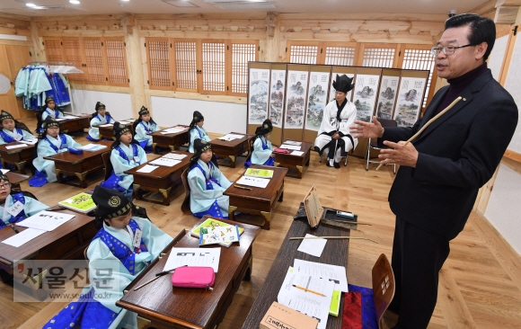 성장현 용산구청장이 지난 5일 서울 용산구 꿈나무종합타운에서 문을 연 용산서당에서 수업에 참여한 아이들을 대상으로 이야기를 하고 있다. 최해국 선임기자 seaworld@seoul.co.kr