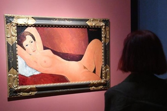 한 관람객이 지난해 이탈리아 제노바 두칼레 미술관에서 모딜리아니의 작품으로 알려진 ‘누워있는 누드’를 감상하고 있다. 이는 전문가의 감정 결과 위작으로 밝혀졌다.  제노바 AP통신