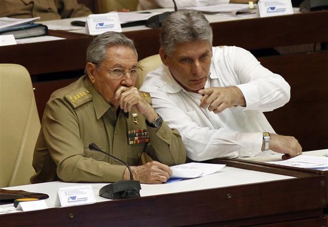 쿠바 카스트로(왼쪽)와 디아스카넬. AP 연합뉴스