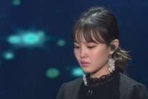 ‘골든디스크’ 이하이, 故 종현 작사·작곡한 ‘한숨’ 열창 중 눈물