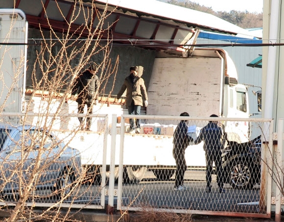 11일 경북 경주 다스 본사에서 검찰 수사관들이 압수수색을 통해 입수한 문서와 자료 등을 대형 트럭에 옮겨싣고 있다. 경주 연합뉴스