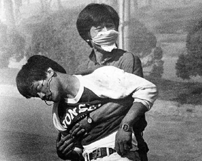경찰의 최루탄에 머리를 맞고 쓰러진 이한열 열사. 연합뉴스