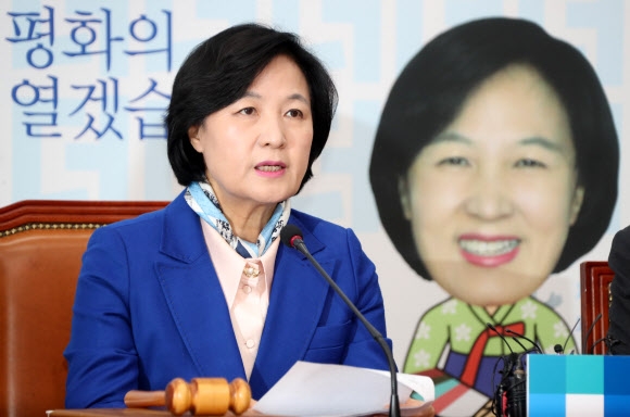 더불어민주당 추미애 대표가 12일 국회에서 열린 최고위원회의에서 ”자유한국당은 국회개헌논의에 적극적으로 임해주길 강력히 촉구한다”고 발언하고 있다.  연합뉴스