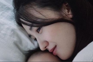 배우 박하선, 출산 후에도 변함 없는 미모 ‘ 첫딸을 품에 안고~’