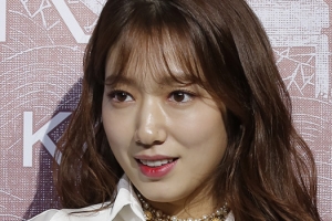 “이 분위기 고혹적” 박신혜, 홍콩서 뽐낸 명품 미모