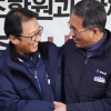 [서울포토] 반갑게 인사 나누는 양대노총 위원장