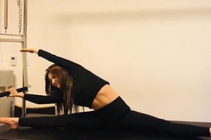 아이오아이 전소미, 필라테스가 몸매 비결?...18세 소녀의 명품 복근