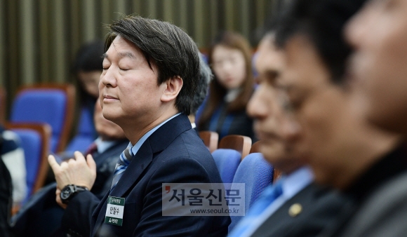 12일 국회에서 열린 국민의당 당무위원회의에서 안철수 대표가 생각에 잠겨 있다. 이종원 선임기자 jongwon@seoul.co.kr