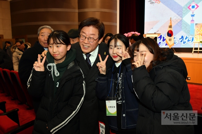 11일 경기 성남 분당구 서울대학병원 헬스케어혁신파크에서 열린 이재명 시장과 분당구민과의 인사회에는 고등학생, 대학생 등 청소년이 많이 참석했다. 참석자들이 이 시장과 인증 샷을 찍고 있다. (성남시 제공) 