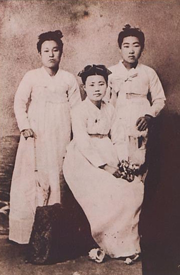 일본 고베에서 다른 사진신부 두 명과 함께 찍은 사진. 왼쪽부터 김순남, 천연희, 박달순.  일조각 제공