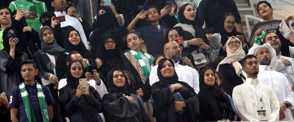 사우디아라비아 여성들이 사상 처음 축구 경기장 입장이 허용된 12일(현지시간) 제다의 킹압둘라 스포츠 시티의 가족석을 찾아 프로축구 알아흘리와 알바틴의 경기를 지켜보고 있다. 제다 EPA 연합뉴스