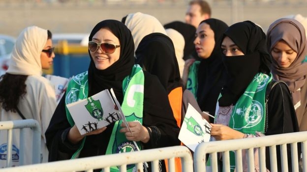 사우디 프로축구 알아흘리를 응원하는 여성들이 12일(현지시간) 알바틴과의 경기를 관전하기 위해 킹압둘라 스포츠 시티의 가족석 출입문을 통해 입장하고 있다. 제다 AFP 연합뉴스
